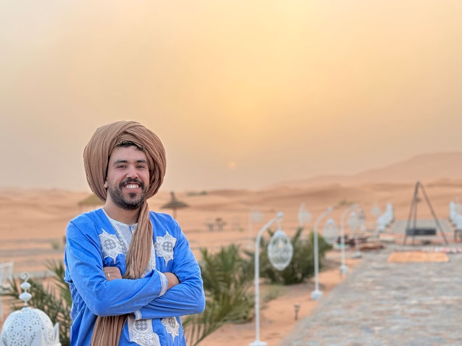 Membro da equipe da Tours ao Marrocos no acampamento do deserto